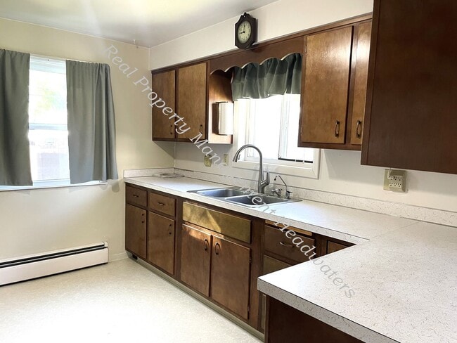 Building Photo - 3 Bedroom 2 Bath House for Rent - Pet Frie...