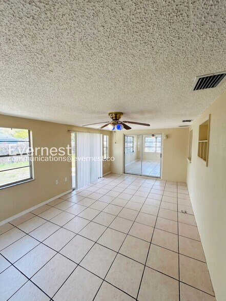 Building Photo - 9130 Chatam Ln