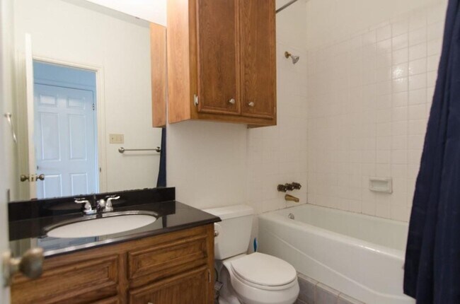 Building Photo - Quaint townhouse style condominium in Hyde...