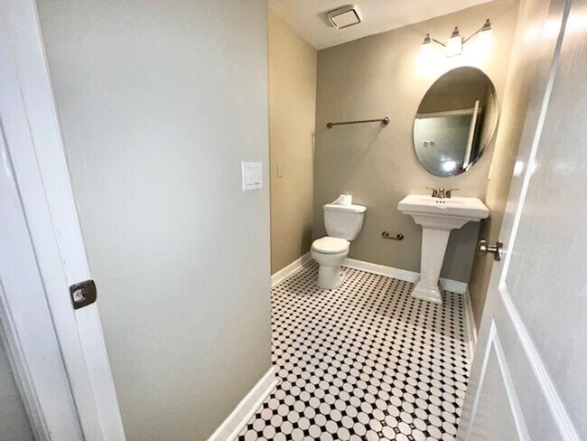 Building Photo - MOVE IN NOW!! Gated community Miriada! 1st floor 1X1.5 bath condo near pool area!!! Laminate wood...