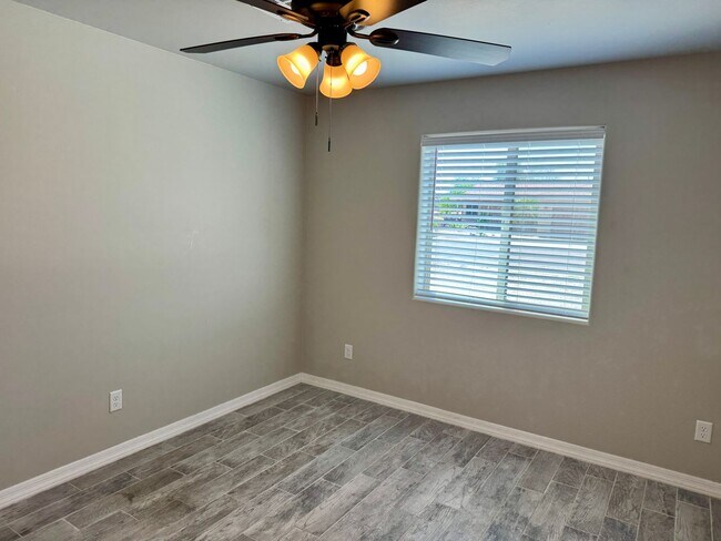 Building Photo - Enjoy the afternoon views in the 3 Bedroom...