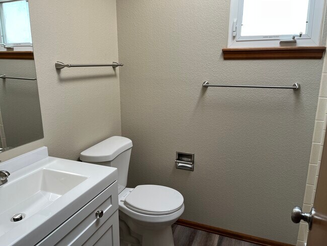 Building Photo - 5720 Old Farm Cir W