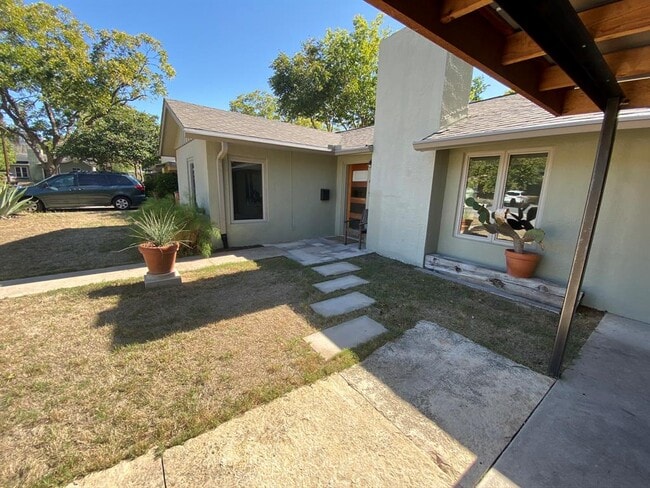 Building Photo - 1415 Bentwood Rd