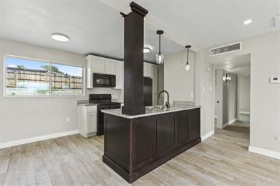 Building Photo - 3 bedrooms 1 bathroom with all tile flooring