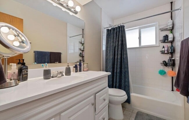 Building Photo - 3 Bed House w/ Huge Yard + Garage – Near Old Town & CSU