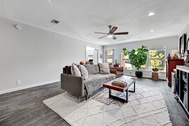 Building Photo - 11133 Pinehurst Dr