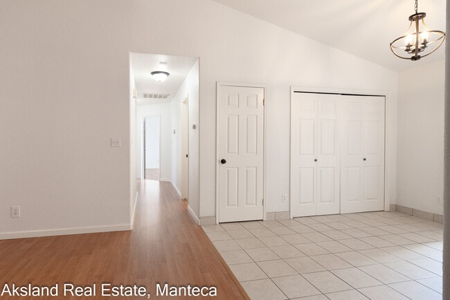 Building Photo - 15046 Cambridge Dr