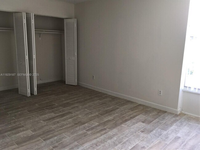 Building Photo - 2000 NE 135th St