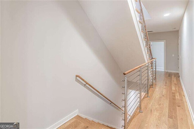 Building Photo - 472 Martin St SE