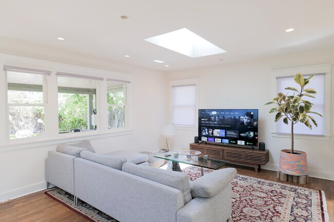 Livingroom - 1124 Manzanita St