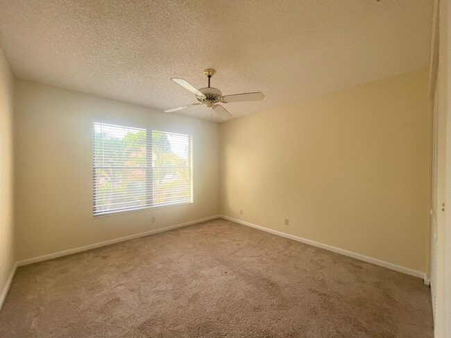 Building Photo - Spacious 3Bed/2.5Bath/Garage Home in Via V...