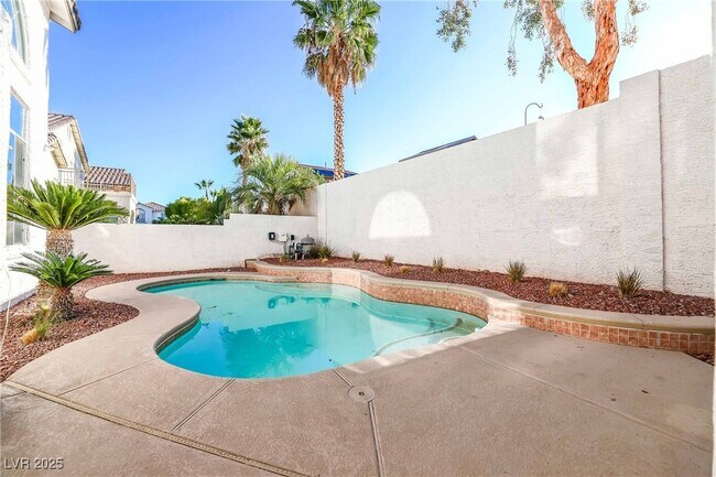 Building Photo - 3045 Sunrise Heights Dr