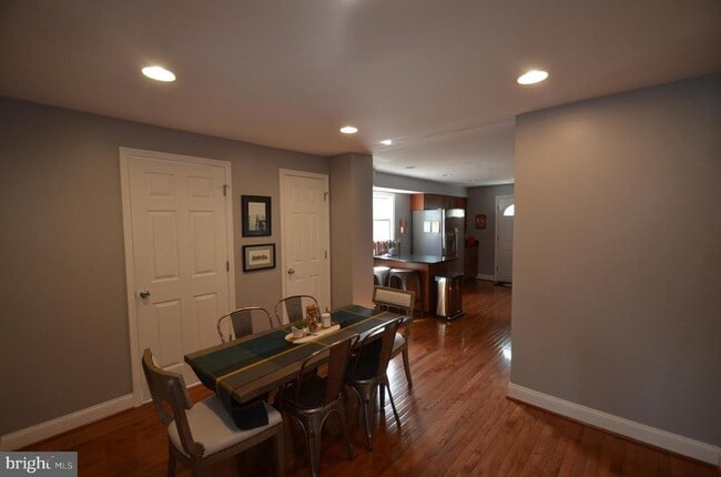 Building Photo - 3723 S Four Mile Run Dr