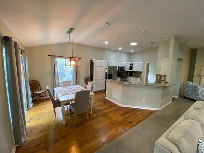 Building Photo - SEASONAL RENTAL in Glenview - 3 Beds, 2 Ba...