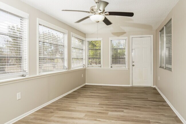Building Photo - 6927 Roslyn Ct