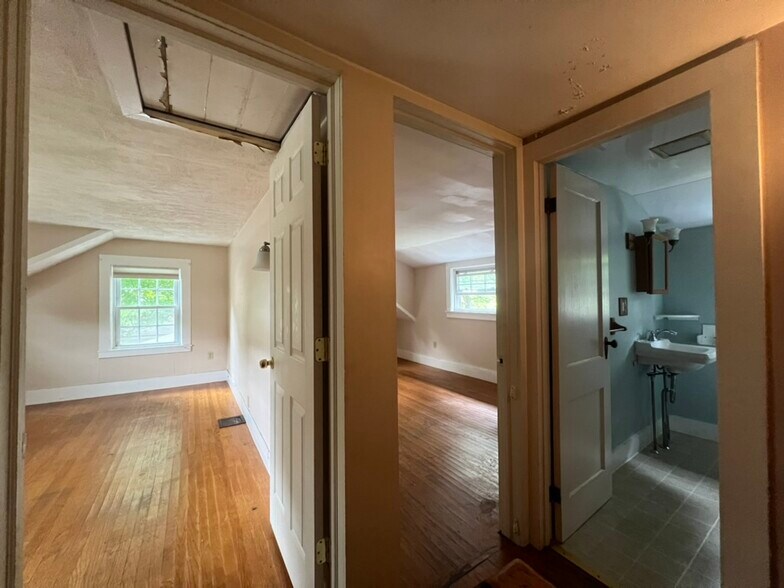 2nd floor - 104 Main St