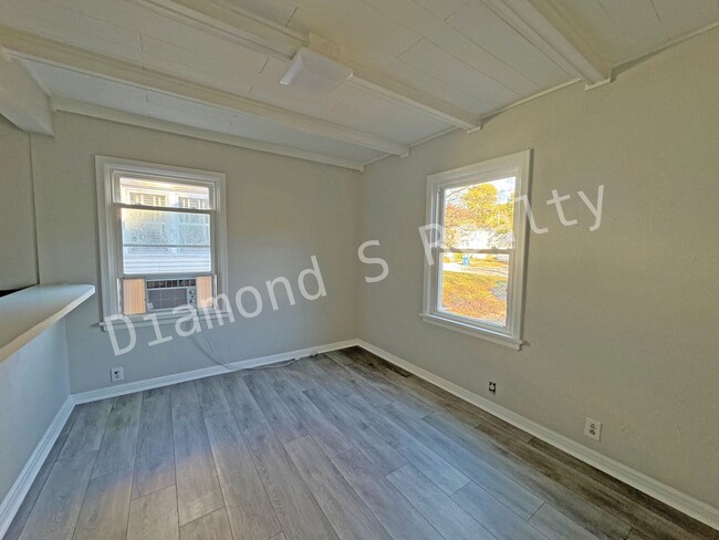 Building Photo - Gorgeous 2 bedroom, 1 bath home in a great...