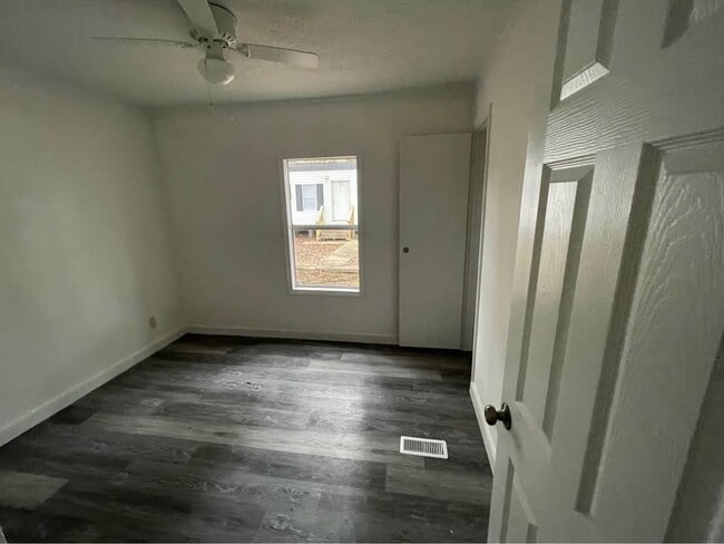 Building Photo - 704 Beverly Dr