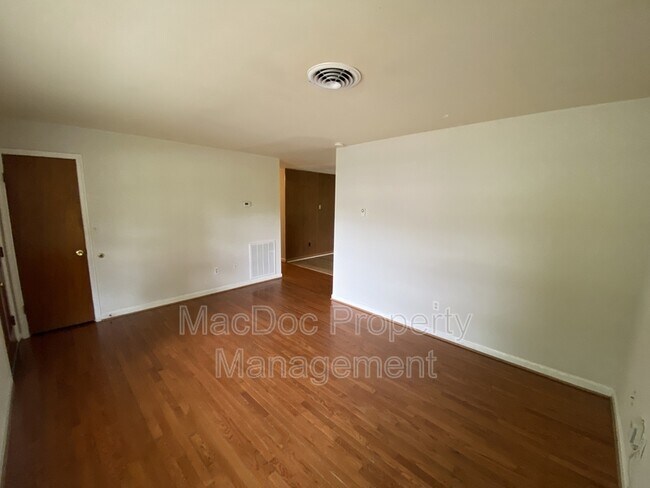 Building Photo - 304 Stratford Ave