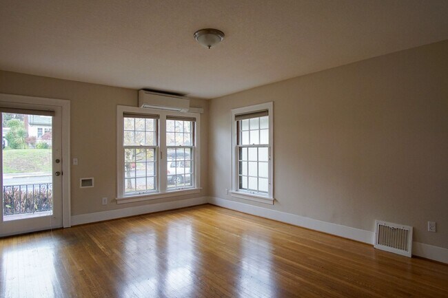 Building Photo - Awesome 1 Bedroom Flat By Laurelhurst Park...