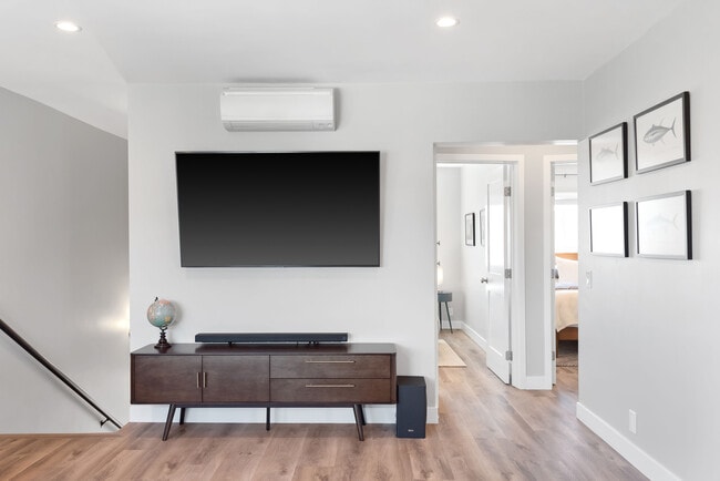 Building Photo - 617 Loma Dr