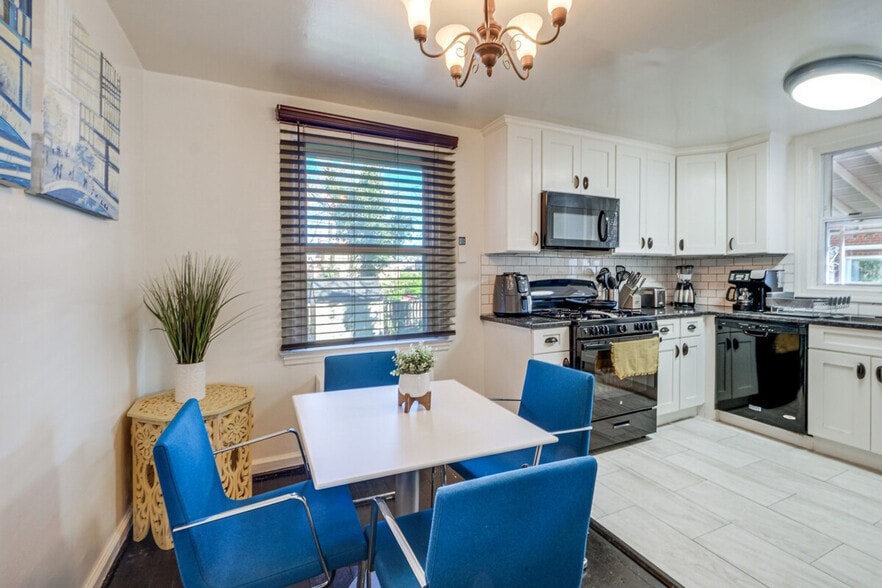 Building Photo - 2430 S Oakland St