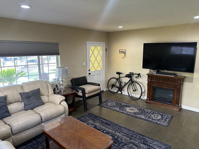 Building Photo - 2433 Maynard Dr