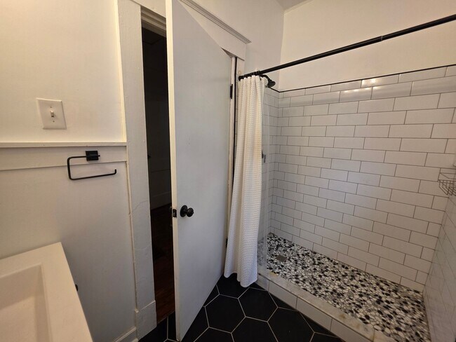 Building Photo - 1118 E 39th St