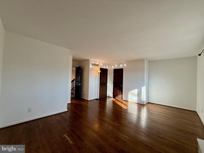 Building Photo - 28 Servan Ct