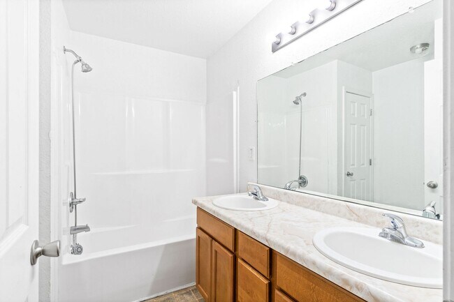 Building Photo - 504 Luxury Dr