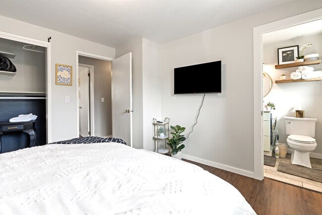 Building Photo - 3413 W Sunset Ave