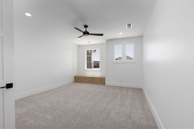 Building Photo - Stunning 5 bed 4 bath with RV Garage