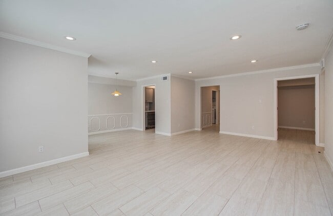 Building Photo - 355 N Post Oak Ln