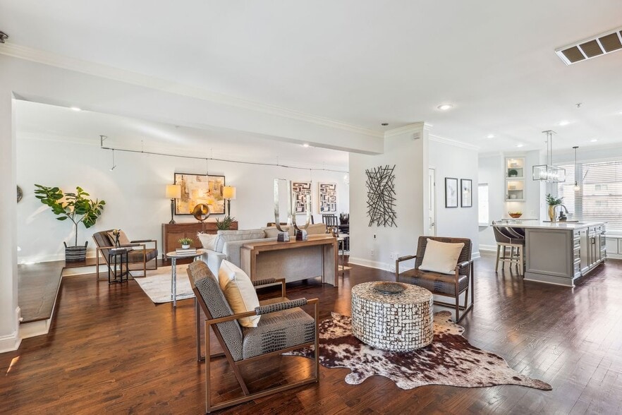 Building Photo - 337 W 7th St