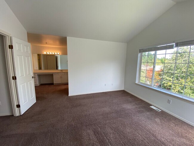 Building Photo - Spacious Townhome - Dual Master Bedrooms a...