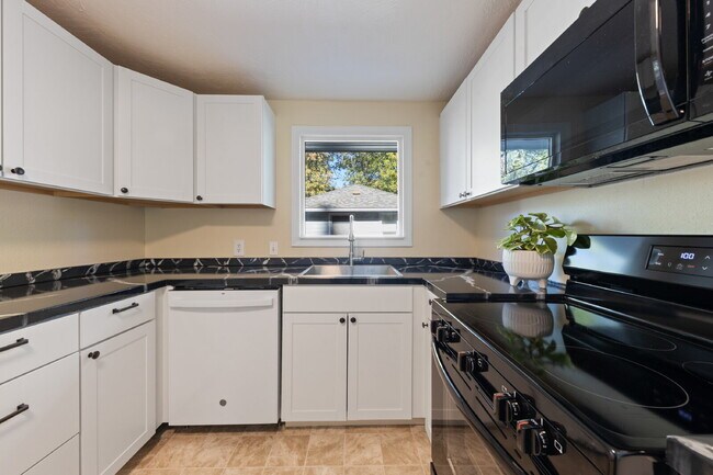 Building Photo - *MOVE IN SPECIAL!* Updated 3 bedroom duplex