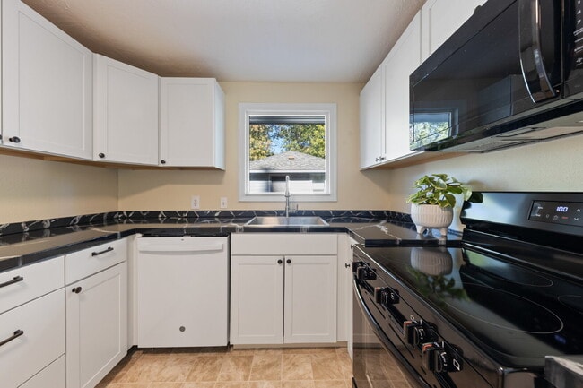 Building Photo - Updated 3 bedroom duplex