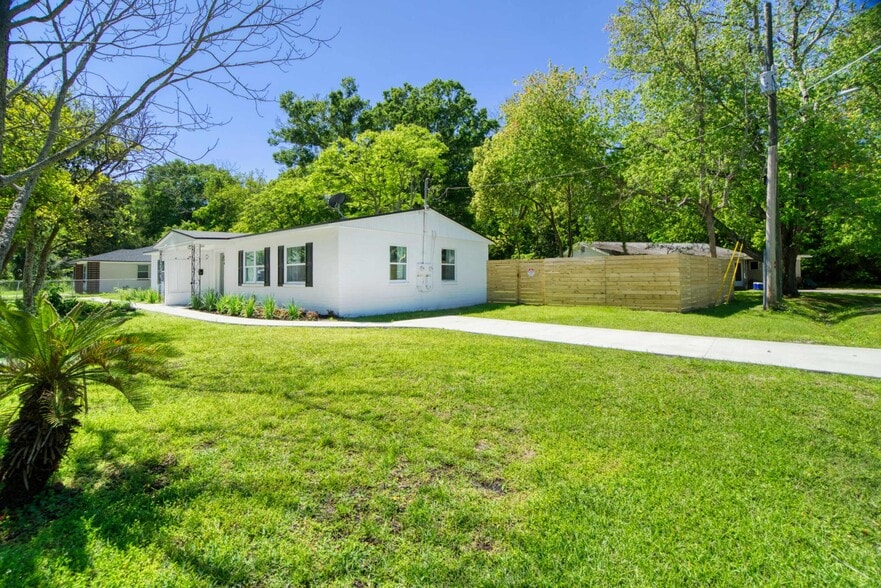 Building Photo - 718 Luna St