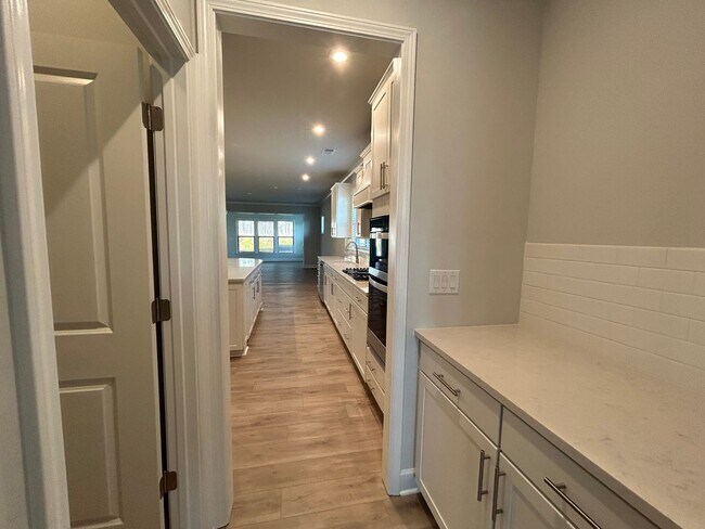 Building Photo - 450 Bandon Wy