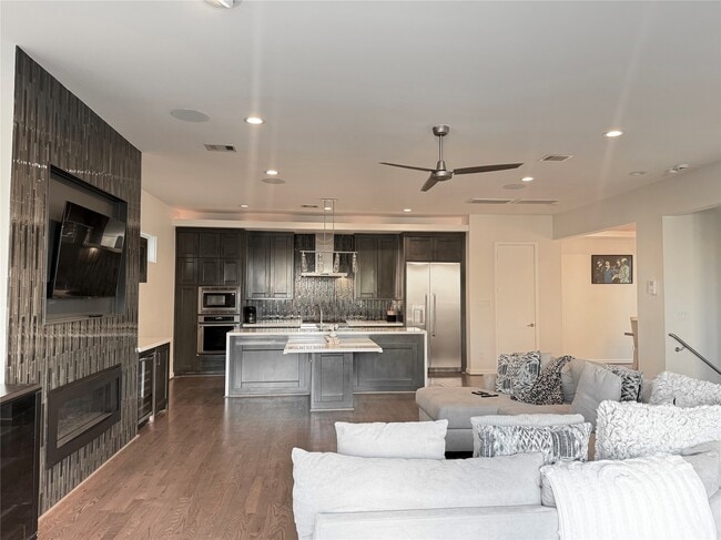 Building Photo - 707 W Clay St