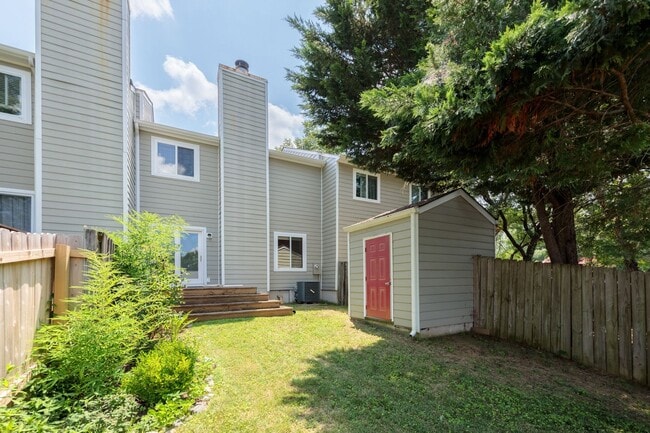 Building Photo - Charming 2 Bedroom/1 Bath Townhome in Henrico ***Available Early September***