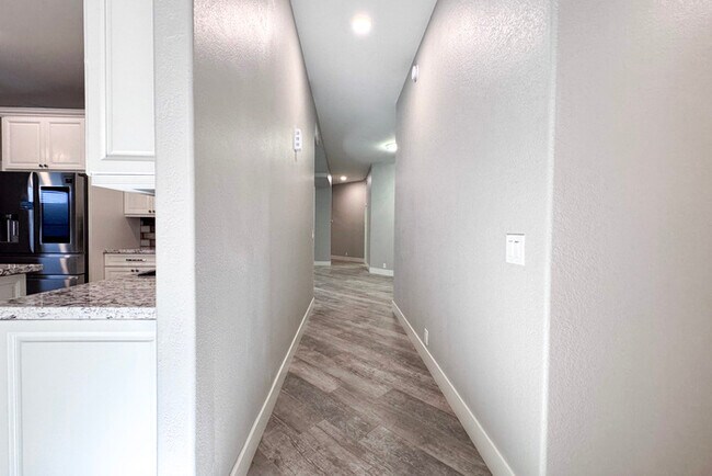 Building Photo - 3Bed/2.5 Ba House in Gated Community in No...