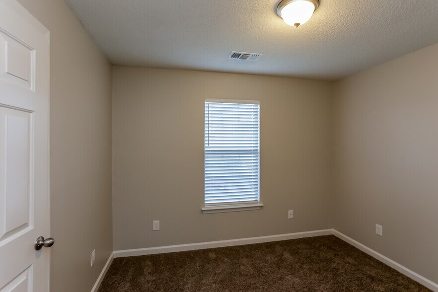 Building Photo - 4881 Phipps Dr