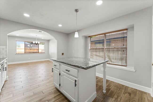 Building Photo - 1111 Tanglewild Ln