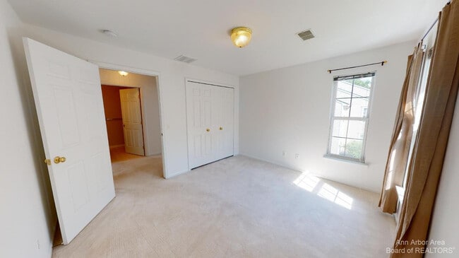 Building Photo - 2802 S Knightsbridge Cir