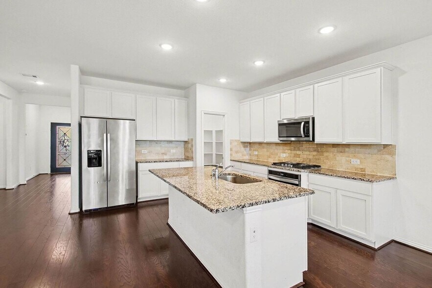 Building Photo - 8114 Royal Palm Ct