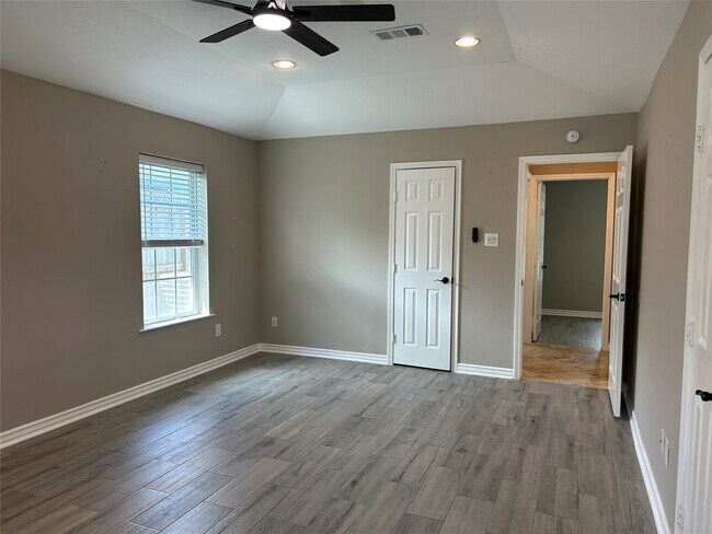 Building Photo - 17006 David Glen Dr