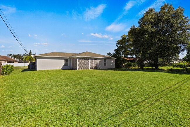 Building Photo - 2110 SW Trenton Ln