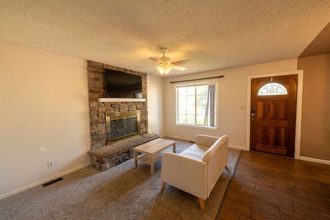 Building Photo - ***MOVE IN SPECIAL*** $500 OFF 1st MONTH'S...