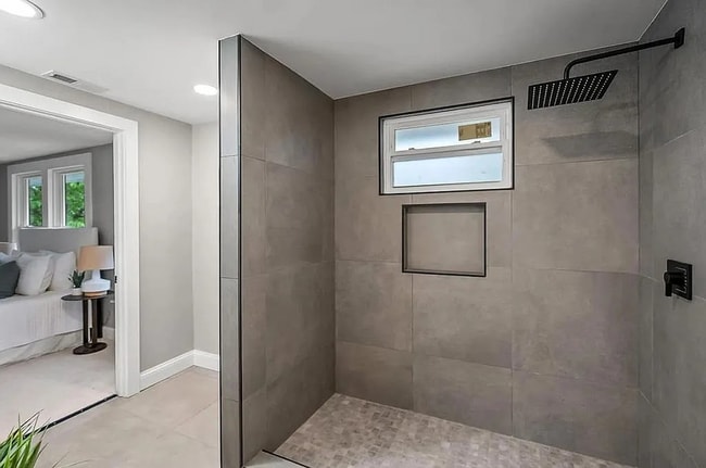 Building Photo - Gorgeous 4 or 5 bed 3.5 Bath in Madisonvil...